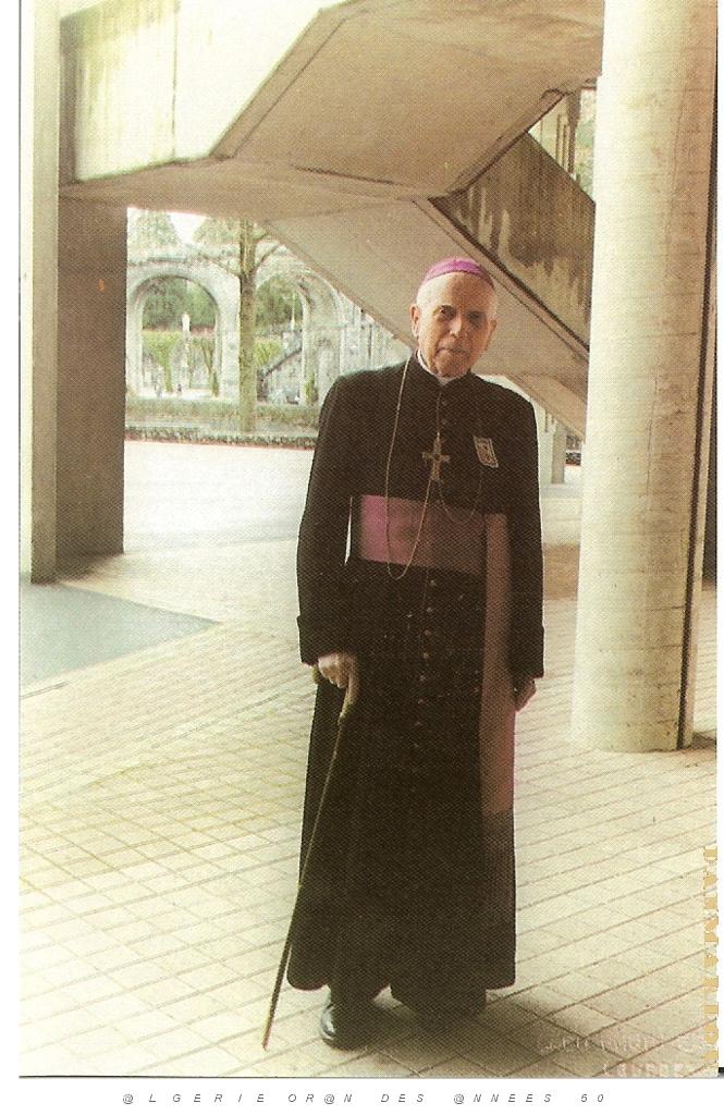LOURDES 01 MGR LACASTE EN 1992 AU PELERINAGE A LA MEMOIRE FUSILLADE ALGER 26 03 1962 ET ORAN 5 07 1962.JPG